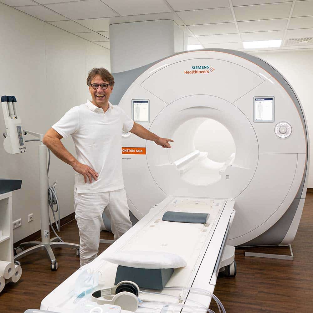 Radiologe Ditz Gunzenhäuser mit MRI-Gerät