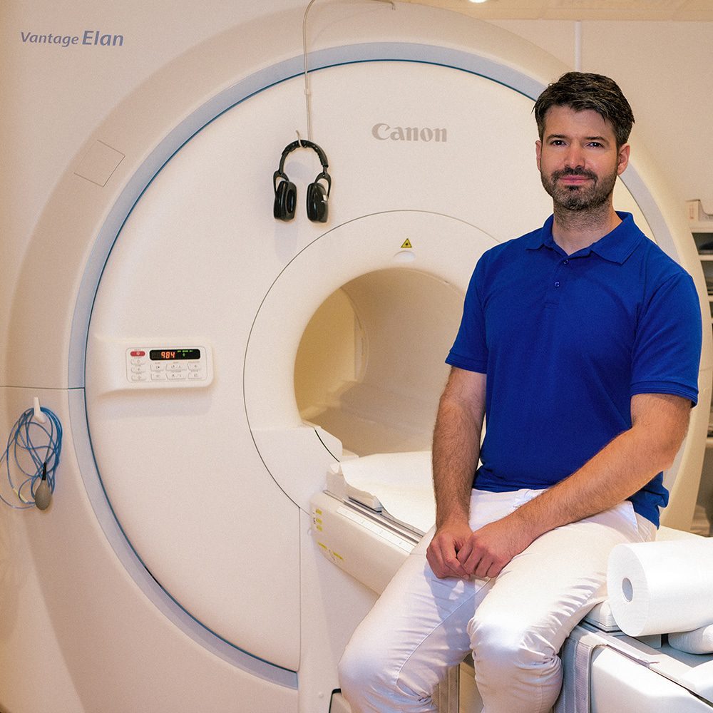 Dr. med. Stefan Rosenstengel vor dem MRI-Gerät